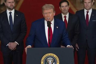 Napětí v USA: Jste proti mně? Přijdete o licenci, pohrozil Trump televizím